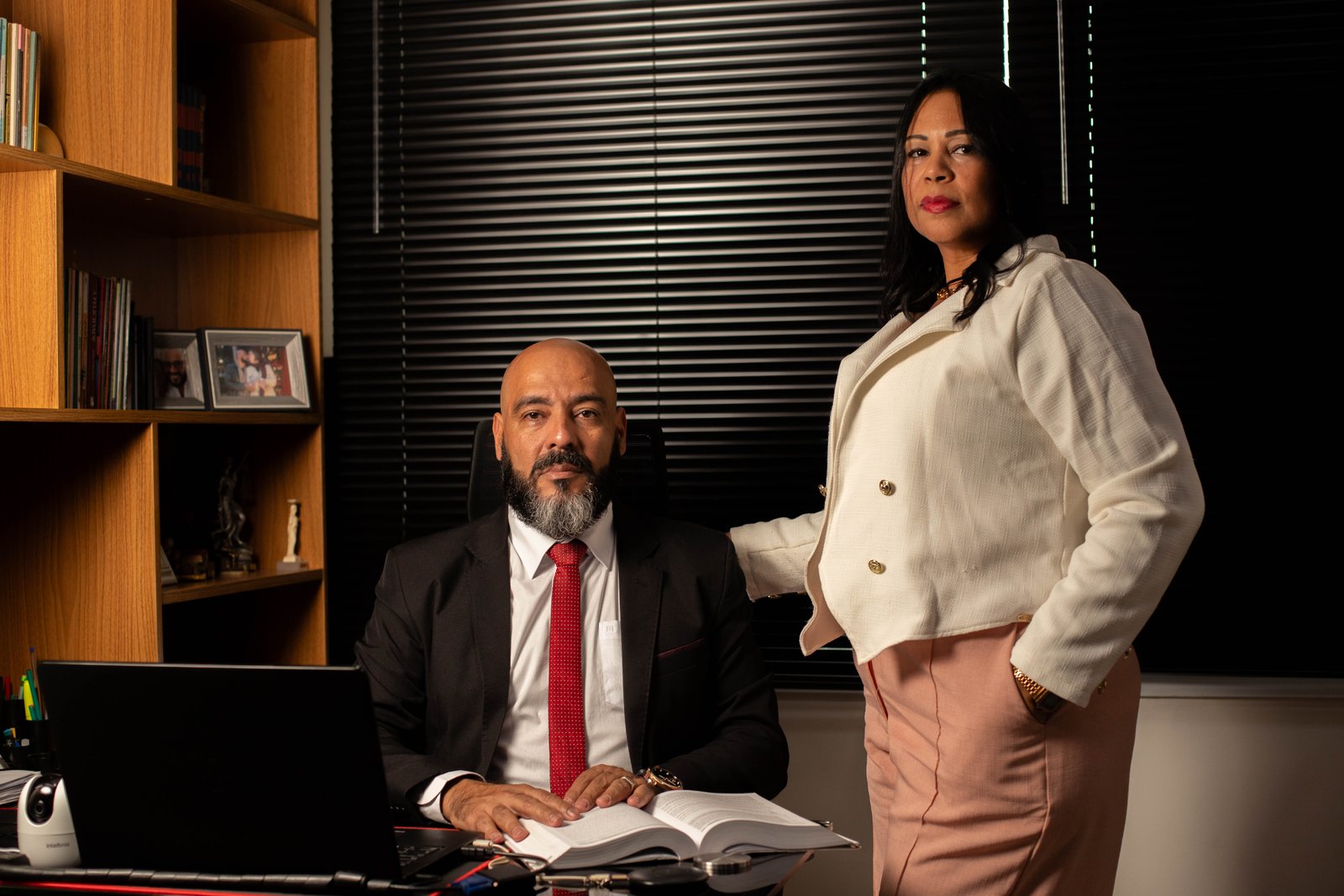 Tatiana Cristina Gomes e Wallas Manhães, sócios fundadores da Gomes & Medeiros Advogados Associados, em seu escritório