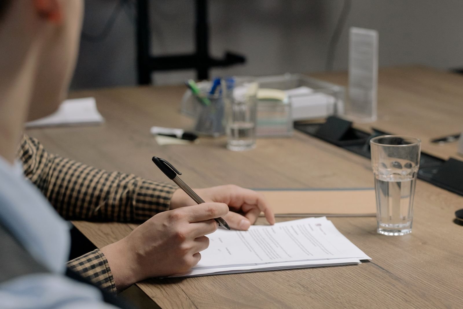 Profissional analisando documentos de trabalho, representação da área Trabalhista